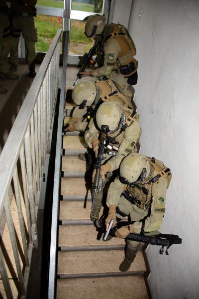 Geht es ein Treppe herunter, so ist das Vorgehen analog. Die beiden hinteren Beamten sichern dabei in Bereiche der Treppe, die von den vorderen Teammitgliedern nicht abgedeckt werden können.